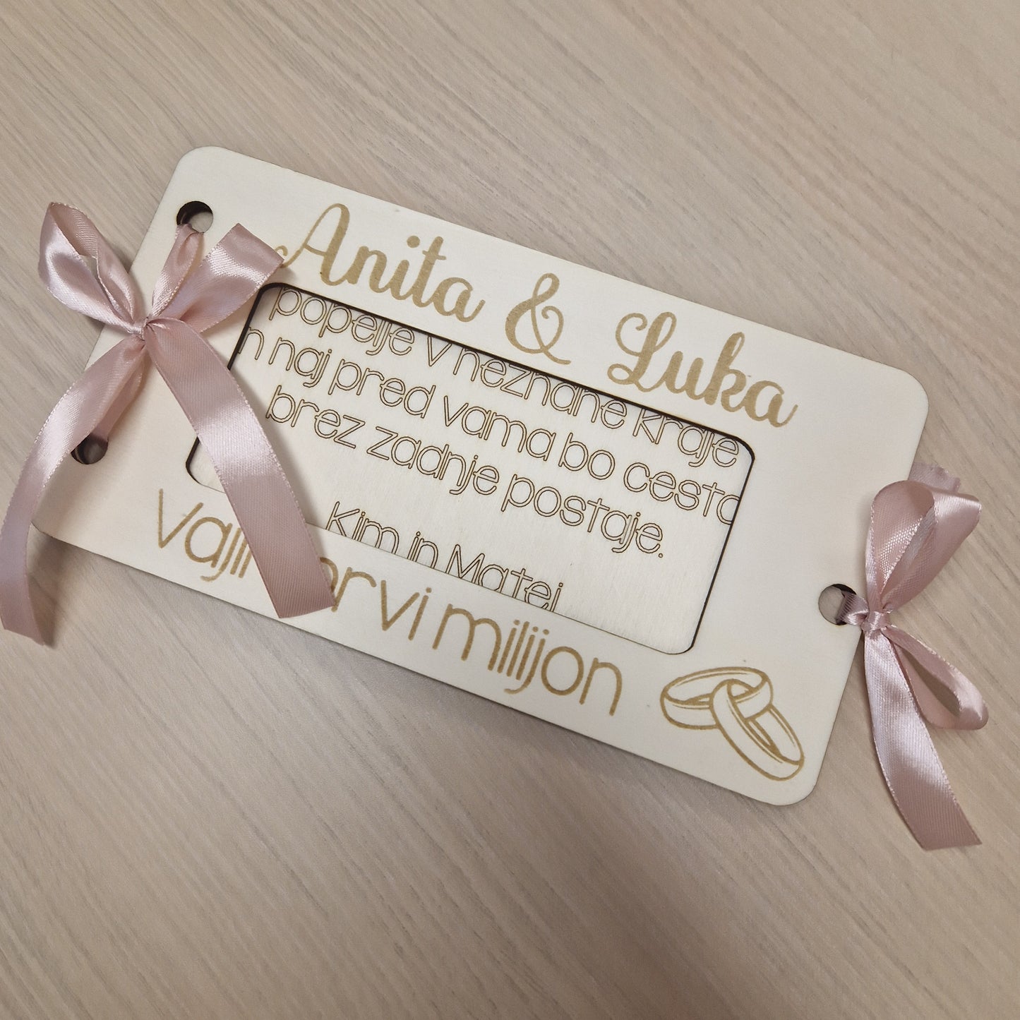 Lesena čestitka Vajin prvi milijon